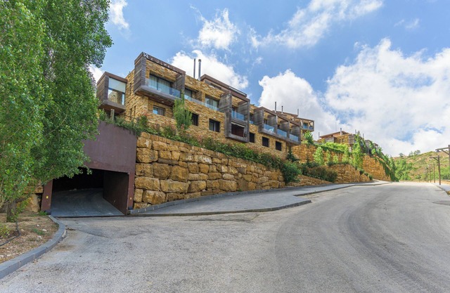 RedRock Faqra - Mountain Getaway Residences W Pool & Balconies