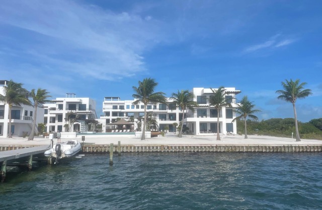 Reef Daze, North Caye Caulker
