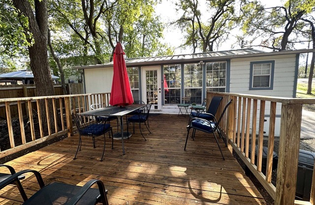 Reel Haus, Charming Cottage on Lake Dunlap, Heated pool and River access