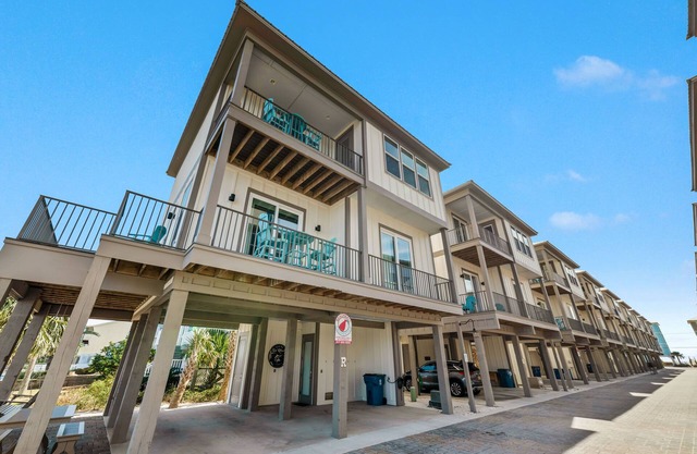 REEL RETREAT-LAGOON FRONT PRIVATE COTTAGE, EXTRA AMENTIES, BEACH ACCESS, LOTS OF OUTDOOR FURNITURE