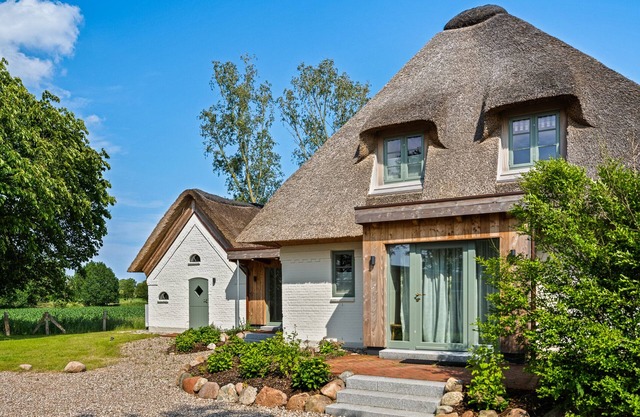 ReetCottage - secluded location, large garden, wood-burning stove, 2 shower baths, 2 parking spaces