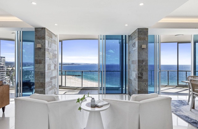 Reflections 1903- Oceanfront Luxury-Relax in this fully renovated Sub Penthouse.