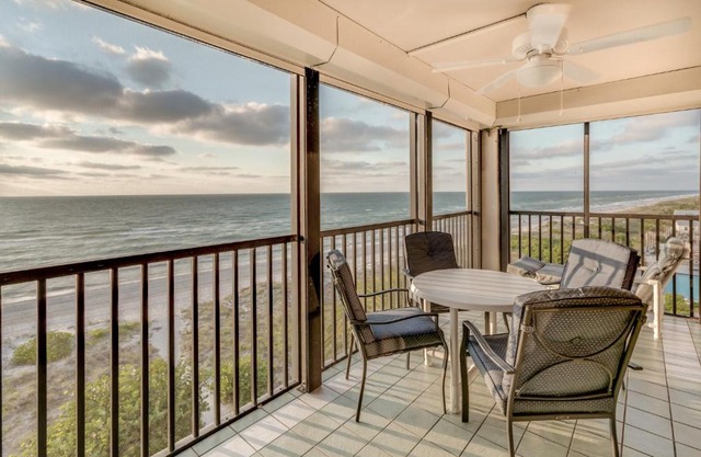 Reflections on the Gulf 504, Sleeps 6, 2 Bedroom, Gulf Front, Pool, Spa
