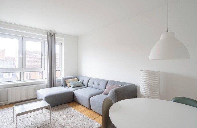 Refurbished 2-BR apartment close to the airport - 144