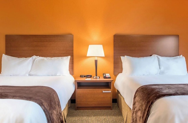 Relax and Cook in a Spacious Suite with Kitchen Near Austin Park and Route 66