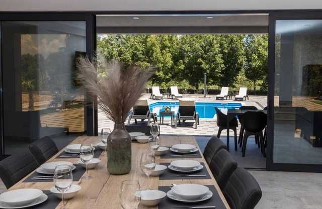 relax and more house with pool