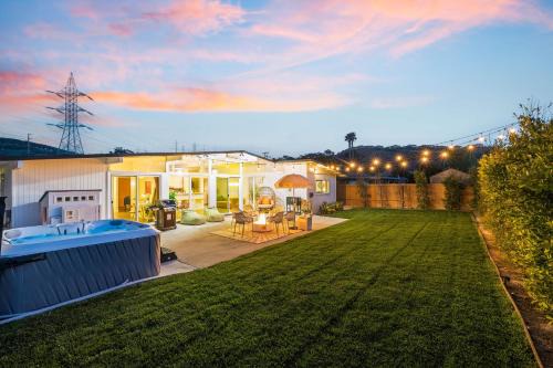 Relax and Play 10mins to Beach,Game Room, Hot Tub!