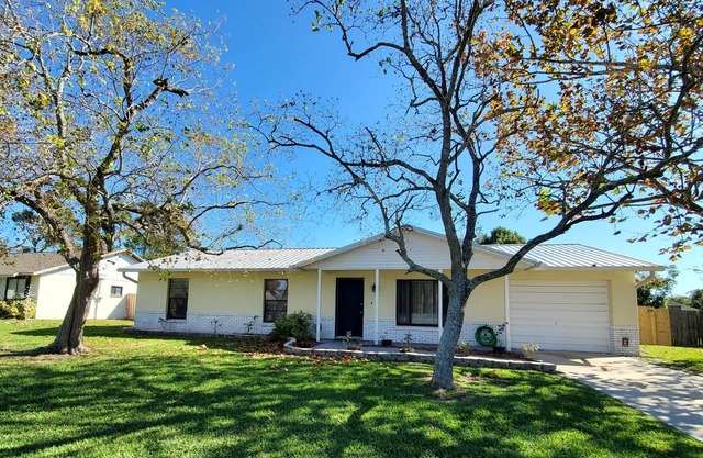 🌴 Relax & Enjoy Beach Beautiful Private Home. Close to all, Fenced Yard.