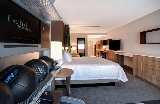 Relax & Enjoy! Pool, Kitchen, Free Breakfast, and Parking for Your Comfort!