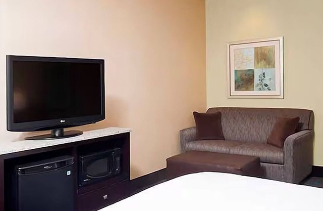 Relax in 2 Rooms with Sofa Bed & Pool Access – Great for Travelers on I-90