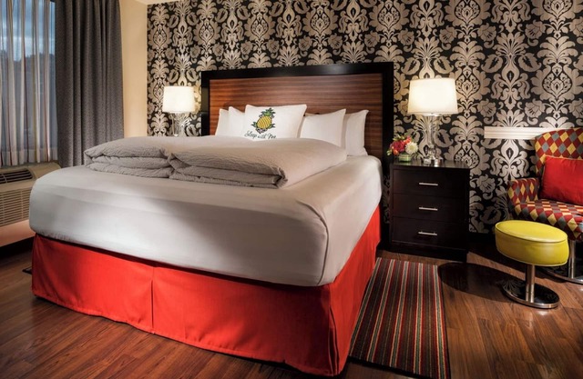 Relax in a Cheerful Room w/Cozy Bed Near Seattle's Famous Opera, Indoor Pool