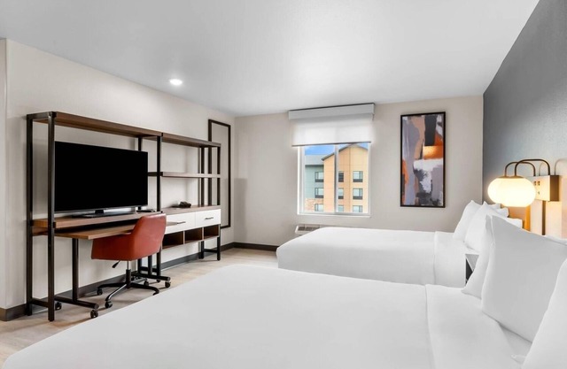 Relax in a Comfortable Suite w/Fully Equipped Kitchen & Dedicated Workspace
