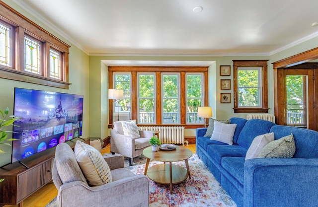 Relax in Style: 4BR Milwaukee Home Featuring a Private Hot Tub ¦ Family-Friendly