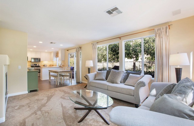 Relax in Gorgeous Wilderness Retreat Steps from Trailhead! Family-size home