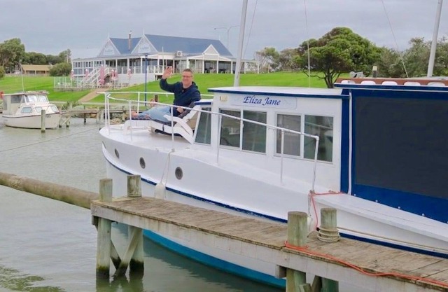 Relax on board with WIFI Chromecast plus breakfast provisions