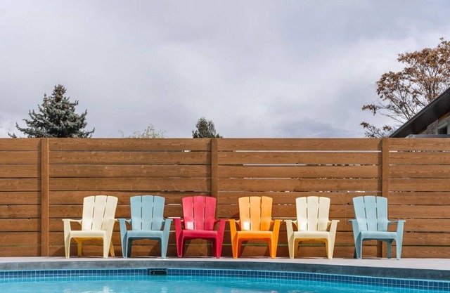 Relax, Sip & Stay: Pool, Hot Tub, Bar, Close to DT