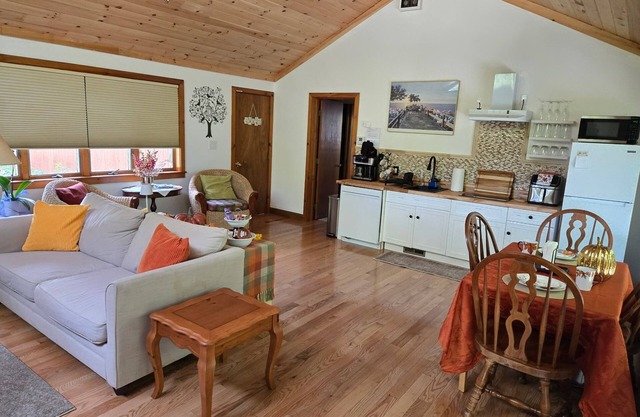 Relax & Unwind this Fall, at a very private & relaxing 1 bedroom 1 bath studio