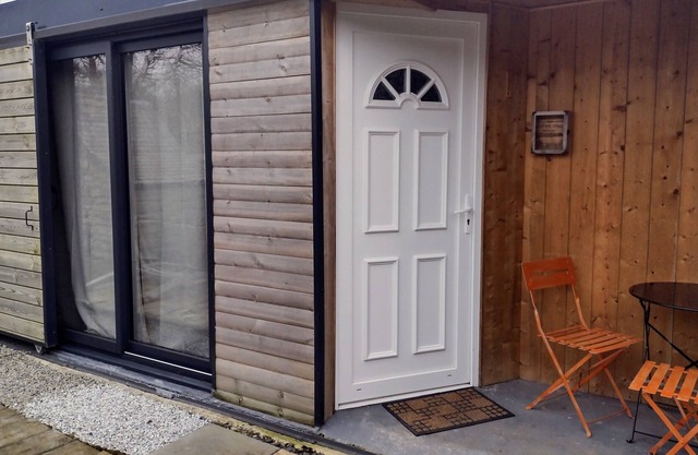 Relaxation for 2 at the gates of Vannes and the Gulf of Morbihan