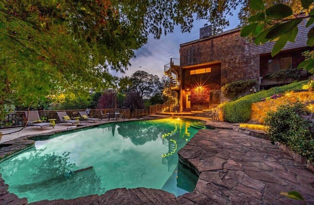 Relaxation & Recreation: 5 BR House with Heated Pool and Stunning Views