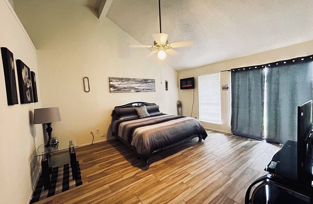 RELAXATION STATION 3-bedroom house in Houston TO RELAX & ENJOY with WiFi, A/C