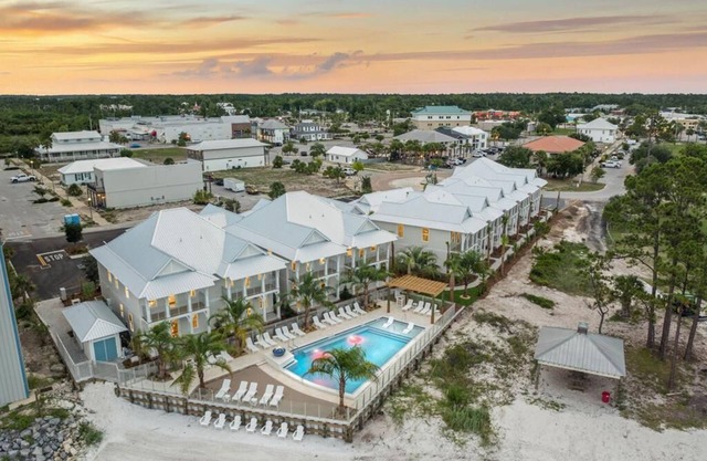 Relaxed 3BR/2BA Coastal Cottage/Walk to Marina, Dining & Downtown Port St Joe