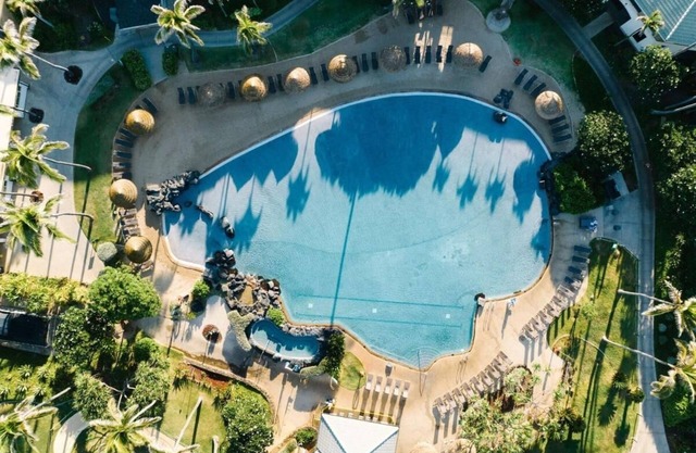 Relaxed Suite Near Shipwreck Beach + Parking & Pool Access + Kitchen