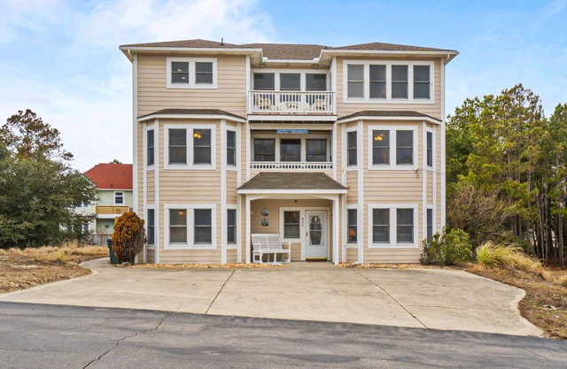 Relaxing 6BR home with Private Pool, and Full Kitchen Near the Ocean