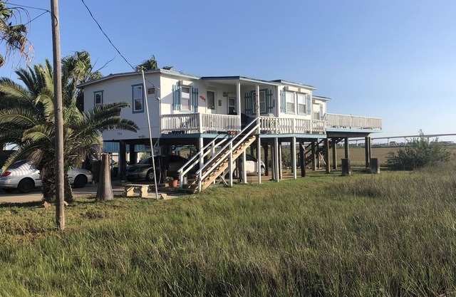 Relaxing and spacious Surfside Beach home with large decks