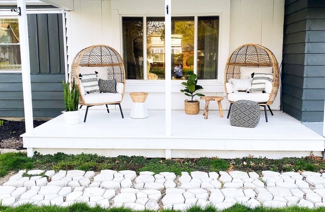 Relaxing Coastal Inspired Cottage, short walk from the lake!