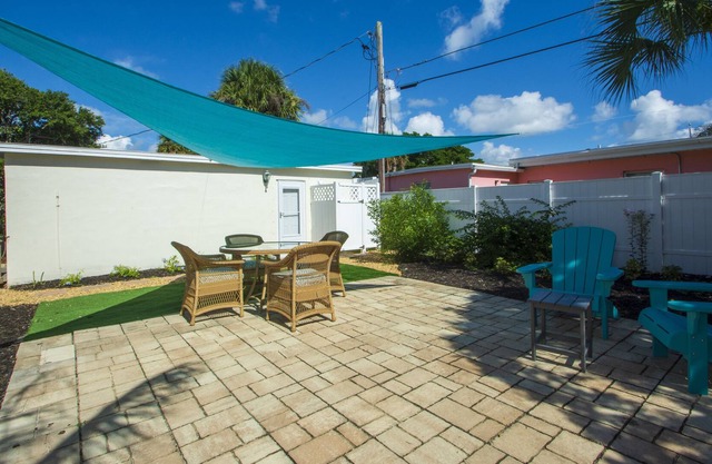 RELAXING COMFORT - SAND DOLLAR COTTAGE - STEPS TO SOUTH BEACH & PARK