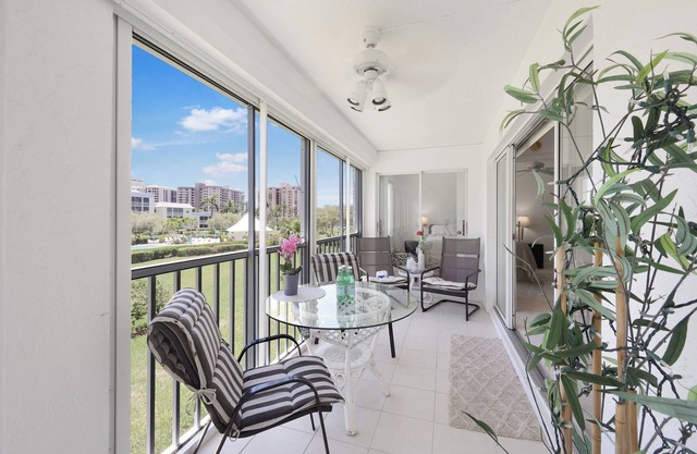 Relaxing condo w/pool, spa, & steps to beach