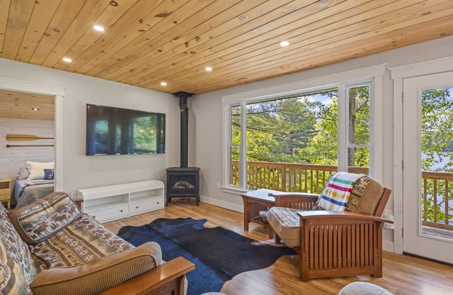 Relaxing Hidden Bay Cottage just 5 minutes from Seeleys Bay on the Rideau Canal