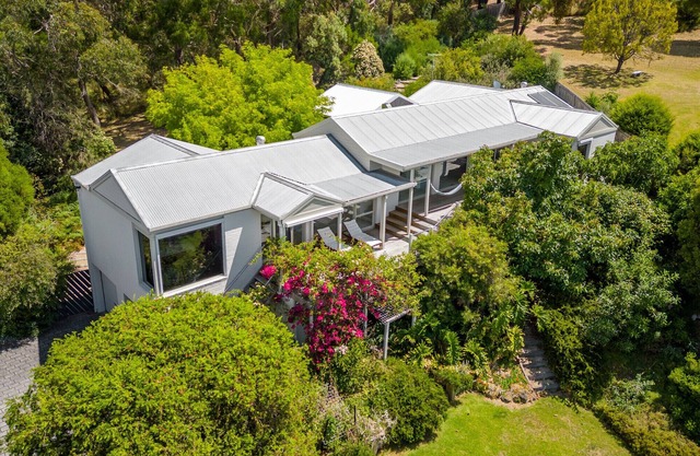 Relaxing holiday home with ocean views