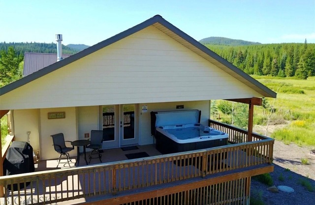 Relaxing Hot Tub, Scenic Views, Mins to Yellowstonen- Lone Pine Lodge