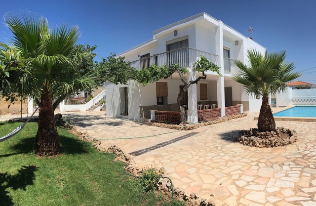 Relaxing independent villa with pool