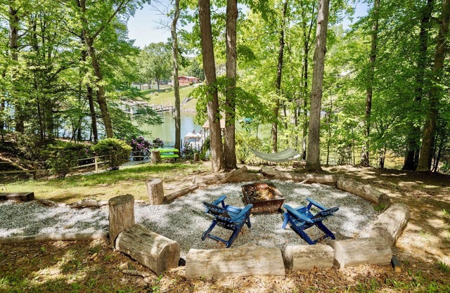 Relaxing Lakefront Cottage on LKN - Sleeps 8, kayaks, dock, fire-pit, and more!