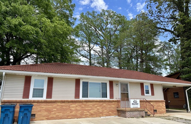 Relaxing, Lakefront & Roomy Great for fishing, duck hunting, & family gatherings