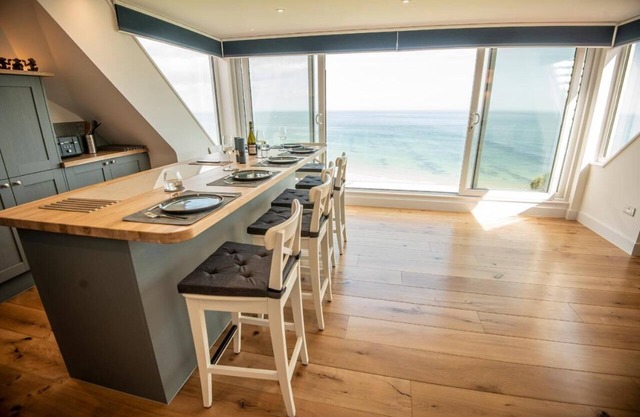 Relaxing penthouse break overlooking the sea with a 150m to the sandy beach