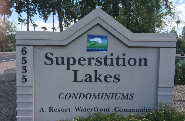 Relaxing THREE Bedroom Beautiful Condo. Overlooks Fountains And Greenery.