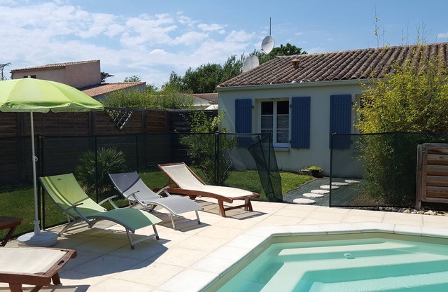 Rémigeasse villa, bright, private pool shared by 2 apartments (6 and 4p)