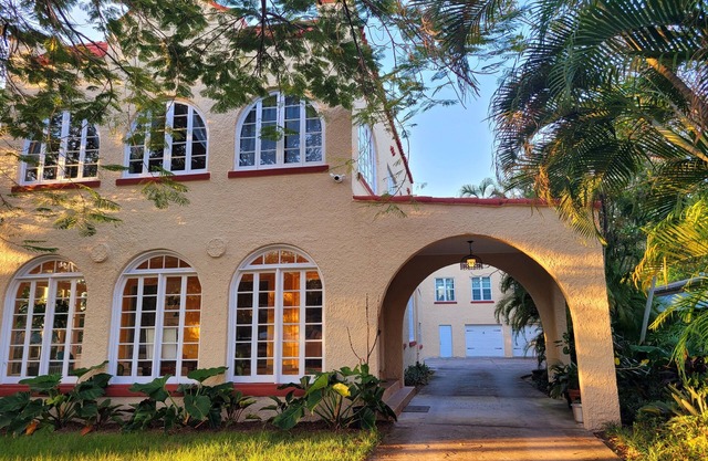 Remodeled historicn house - 9 min from the beach!