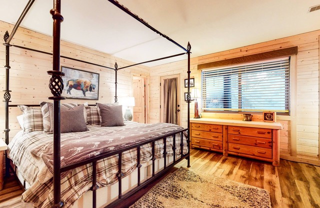 Remodeled Mountain Cabin near the Golf Course. Hot Tub, Gas Grill, Wash/Dryer