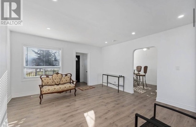 Remodeled old house,super close to highway 401,shopping plaza