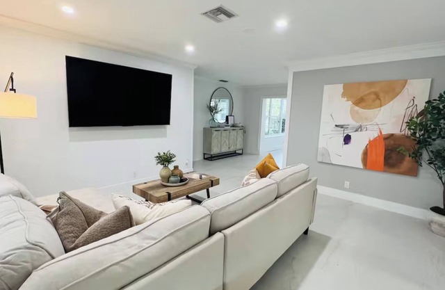 Remodeled Palm Haven Escape, Movie Room, Backyard