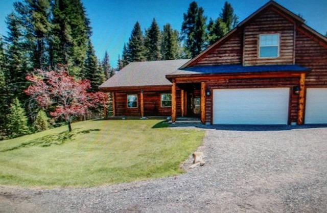 REMOTE CABIN WITH HOT TUB, MOVIE THEATER AND HUGE COVERED DECK WITH FIRE TABLE