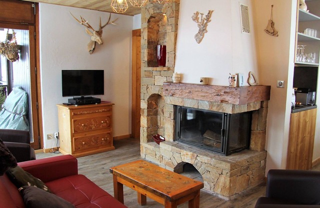 Renovated 2-Bedroom Apartment with Balcony and Garage in La Clusaz Center