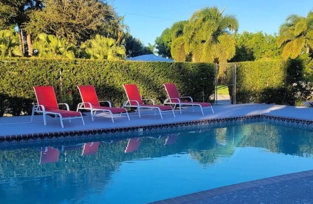 Renovated 3/2 private home w/pool, 5-min to downtown, pet friendly