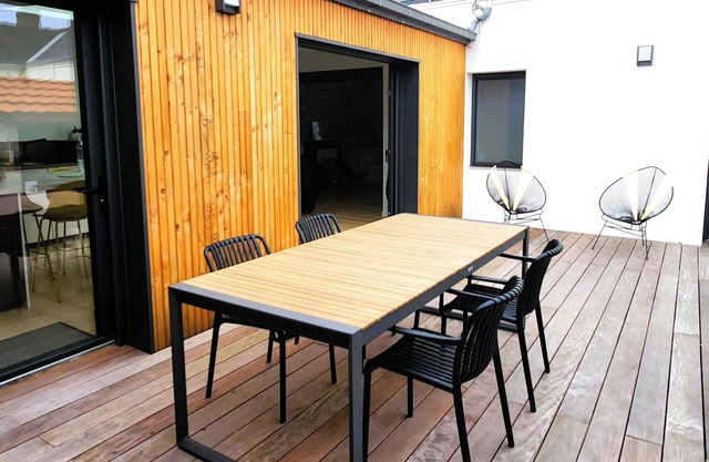 Renovated 90m2 town center house 3 mn from the Old Port and 15 mn from the beaches