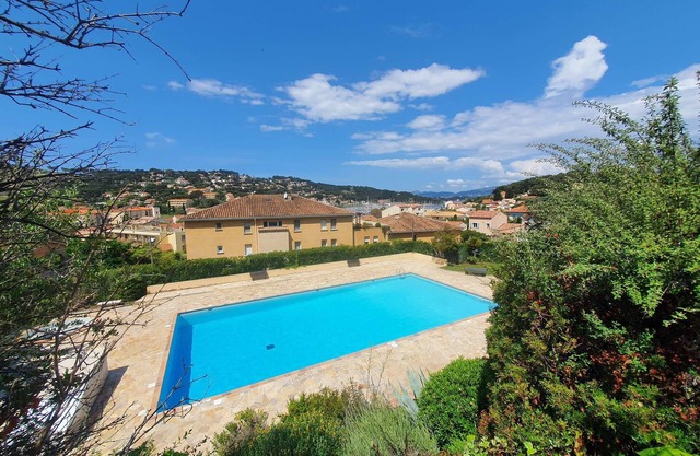 Renovated apartment, residence with swimming pool in Saint Mandrier village