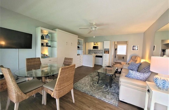 Renovated and Ready.Studio Condo in lovely Island Resort Complex.Close to